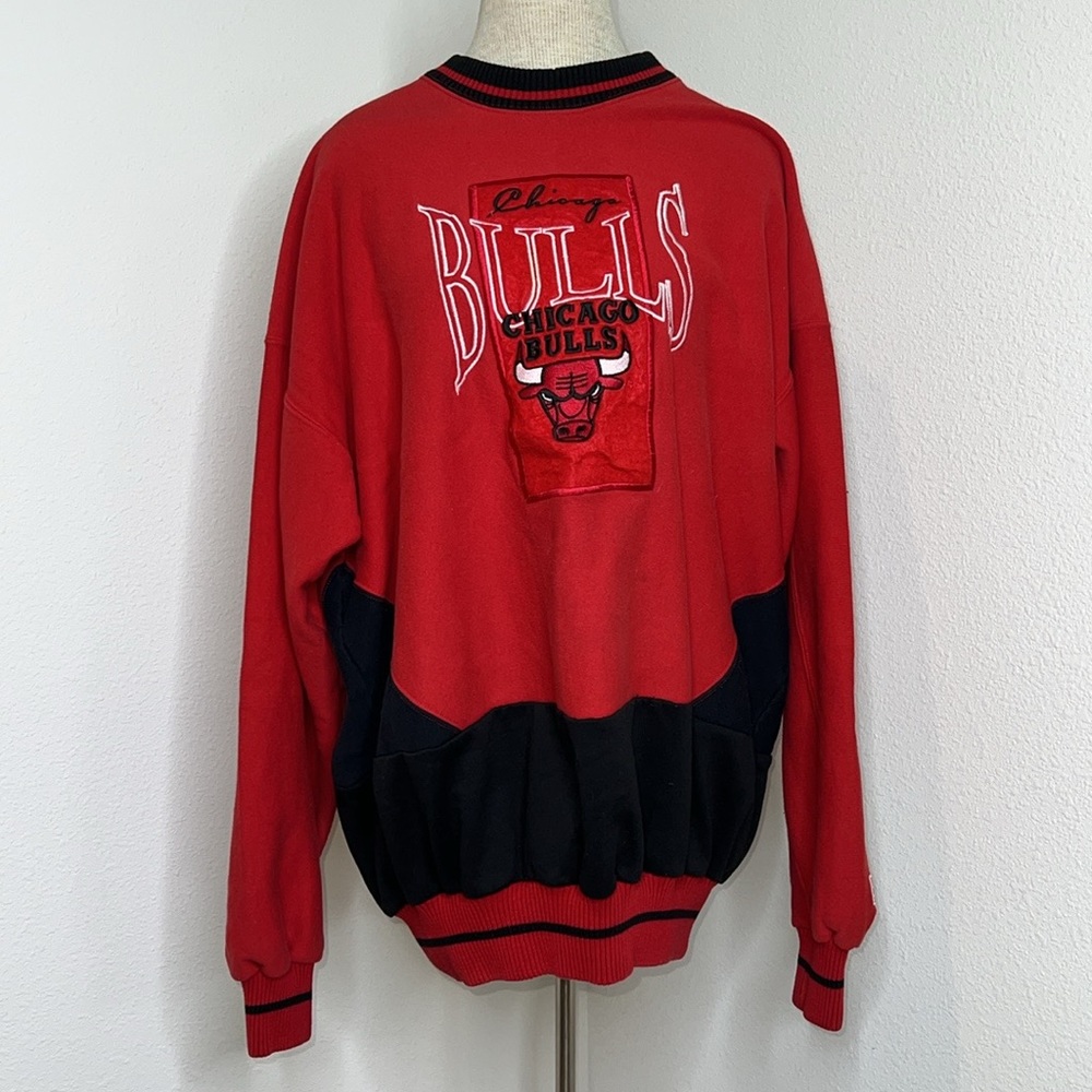 🔹 The Game Vintage 90’s Chicago Bulls Crewneck